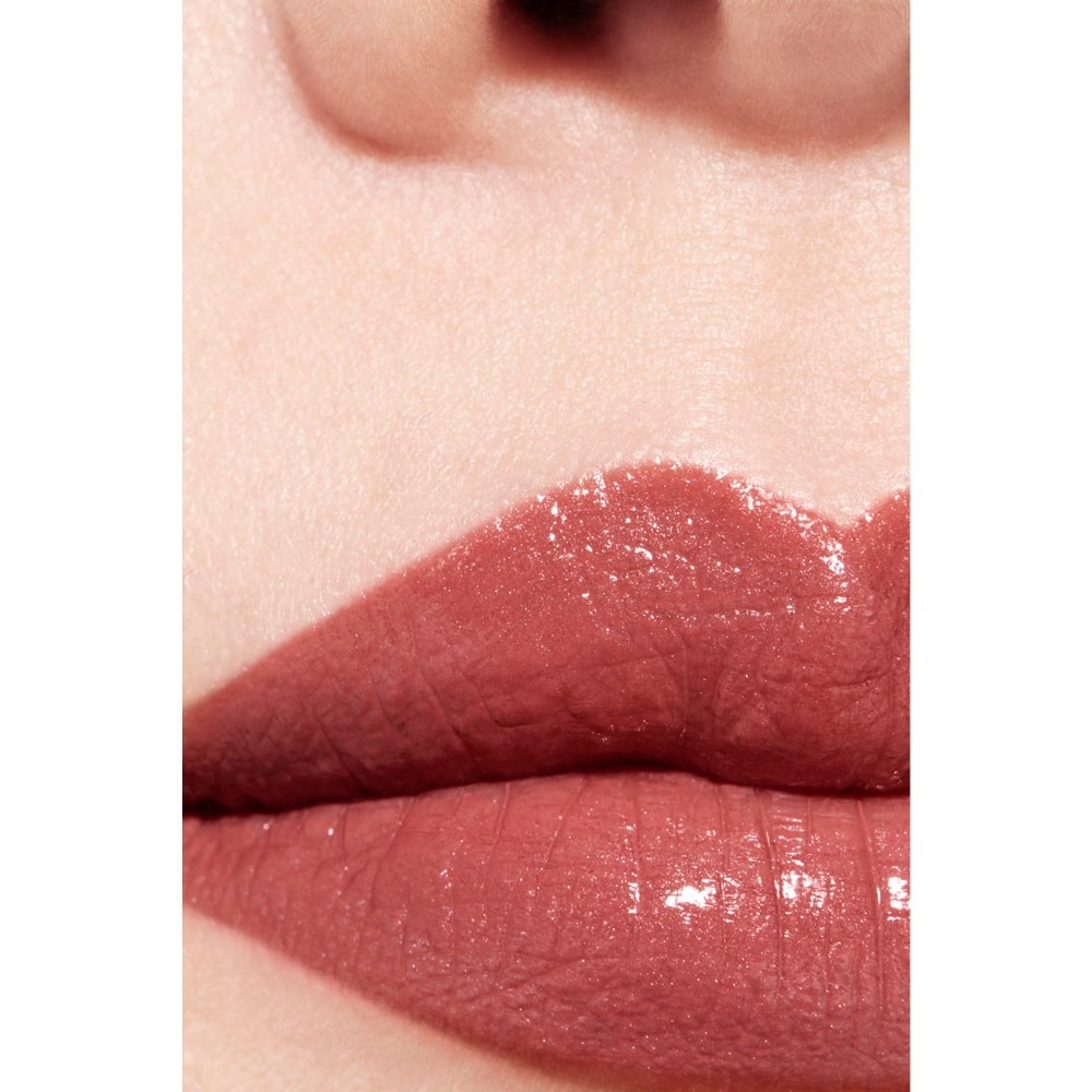 LA BARRA DE LABIOS SATINADA DE LARGA DURACI&Oacute;N, TRATAMIENTO HIDRATANTE Y ALISANTE